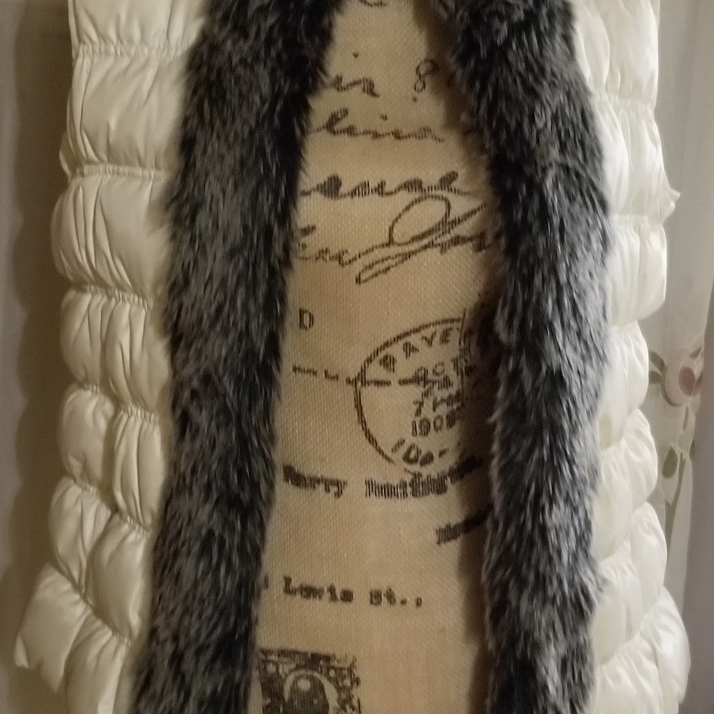 Sophisticated offwhite puffy jacket